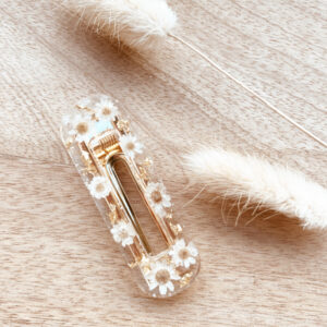 Barrette en résine transparente avec fleurs séchées blanches et dorées, modèle Helena, accessoire bohème et poétique.