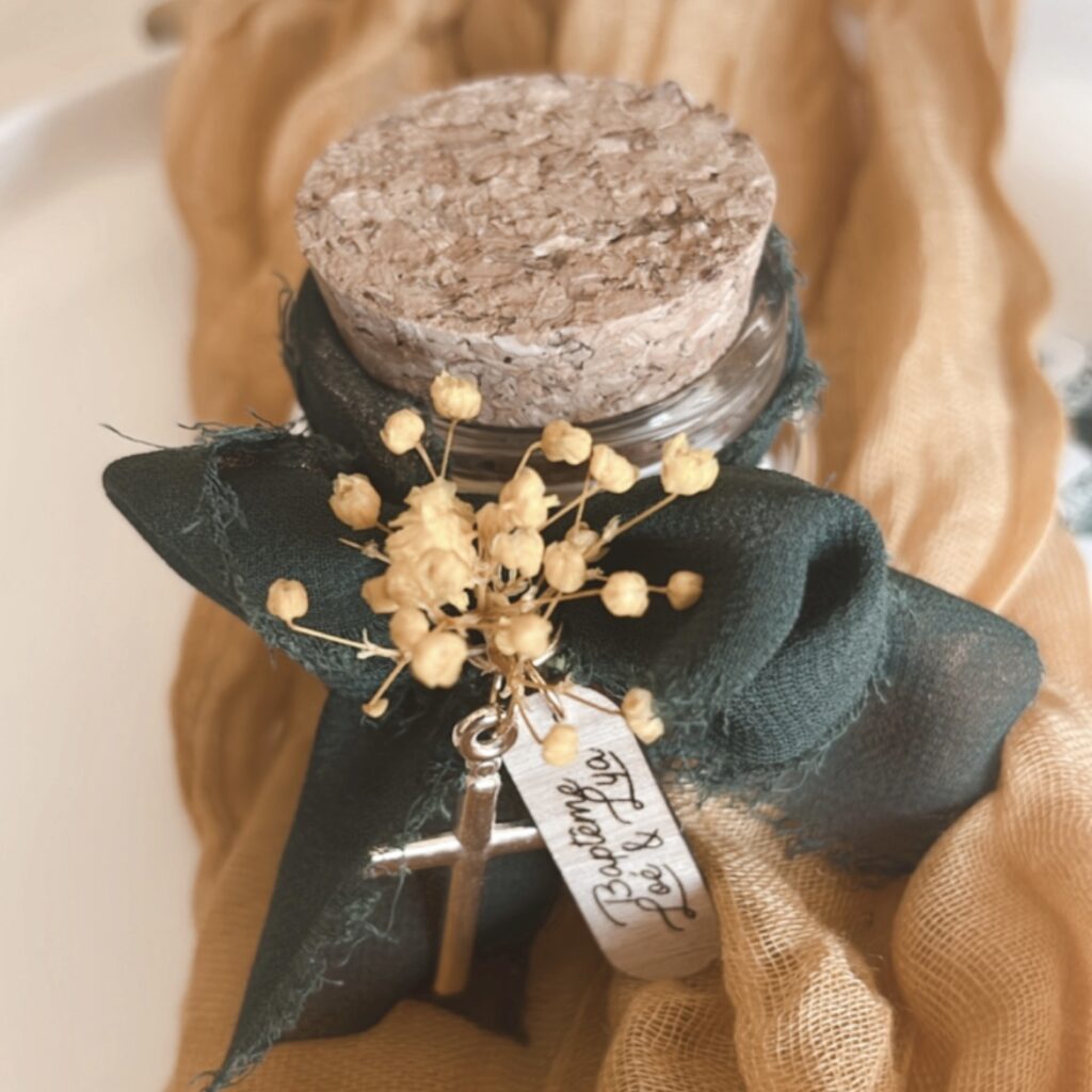 Contenant à dragées en bois gravé, personnalisable avec prénom et date, décoration élégante pour mariage, baptême, communion ou événement familial.