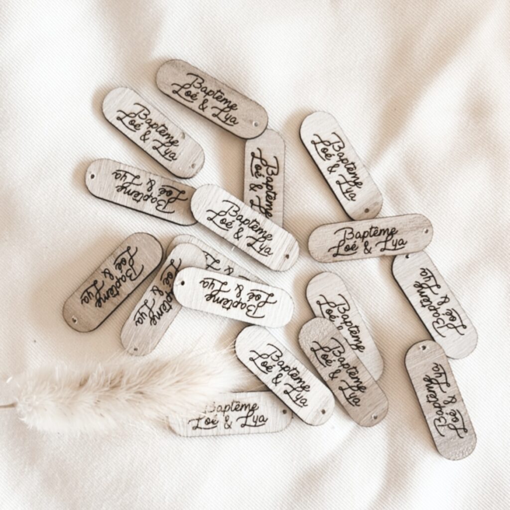 Breloque en bois gravé, personnalisable avec prénom ou message, idéale comme petit accessoire unique, souvenir ou cadeau symbolique.
