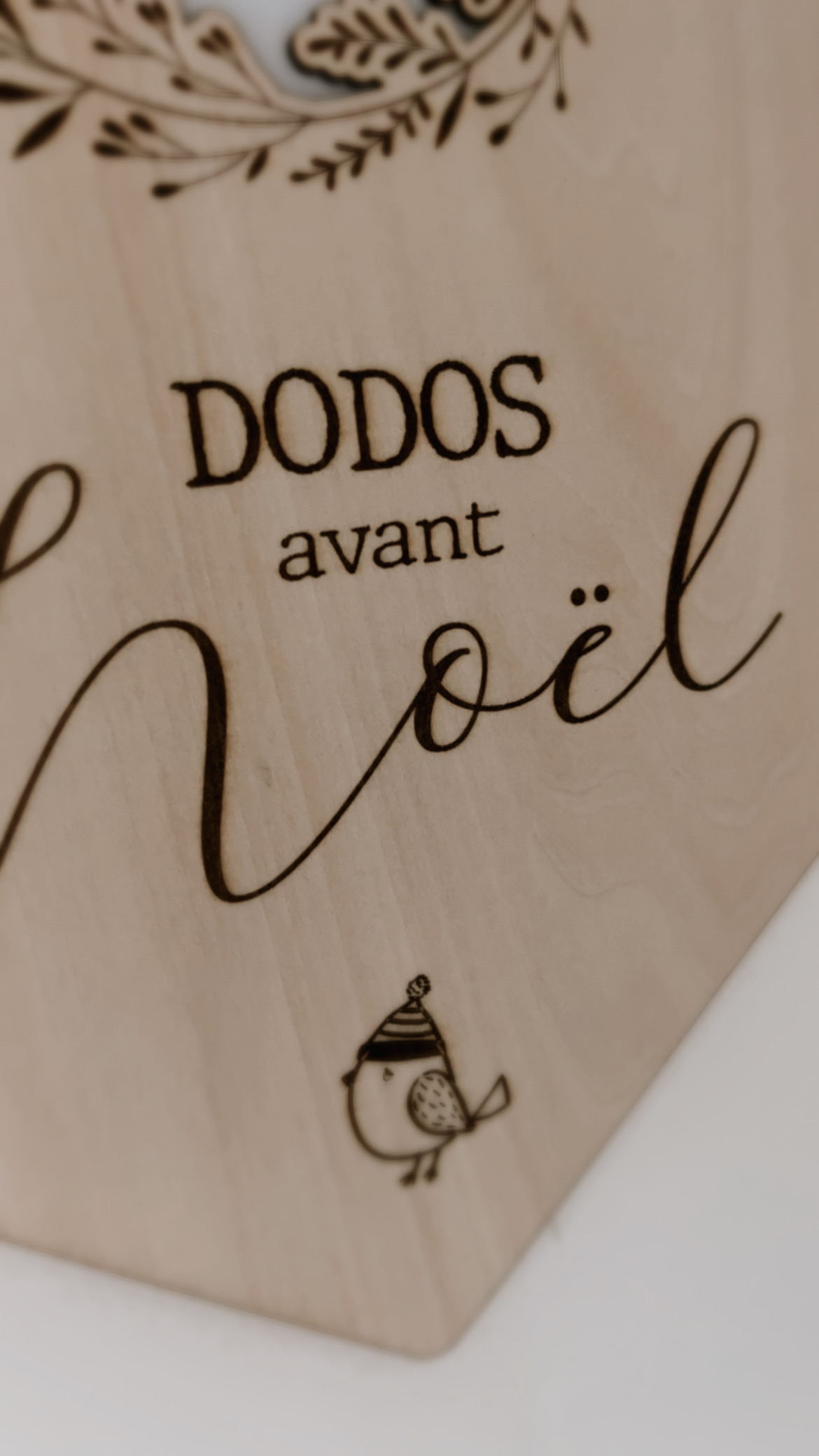 Création artisanale faite en France. Gravure sur bois. Création de Noël