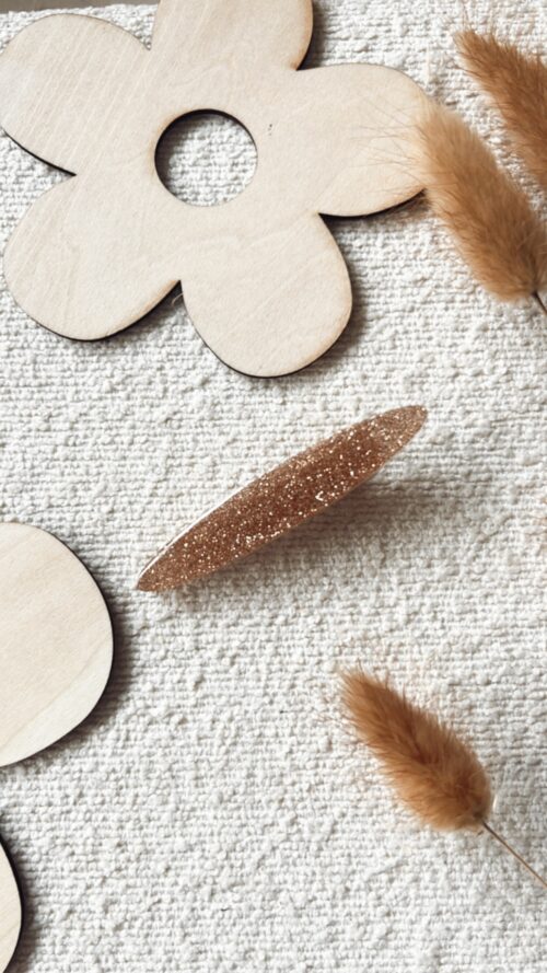 Barrette en résine décorée de paillettes dorées, parfaite pour ajouter une touche d'éclat à vos cheveux.