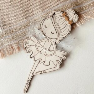 Poupette Ballerine : Poupée en bois gravée, ornée de paillettes et de fleurs, évoquant grâce et élégance pour une décoration poétique.