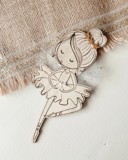 Poupette Ballerine : Poupée en bois gravée, ornée de paillettes et de fleurs, évoquant grâce et élégance pour une décoration poétique.