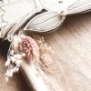 Poupette Sur son arbre perchée : Poupette en bois gravée avec oiseau, évoquant une poésie enfantine et la liberté.