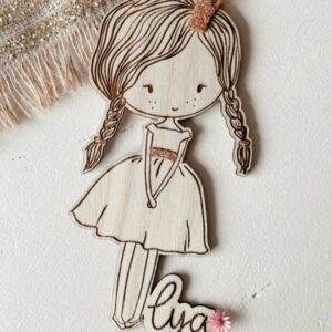 Poupette Princesse : Poupette gravée en bois avec fleurs séchées et paillettes, idéale pour les petits rêves étoilés.