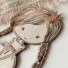 Poupette Princesse : Poupette gravée en bois avec fleurs séchées et paillettes, idéale pour les petits rêves étoilés.