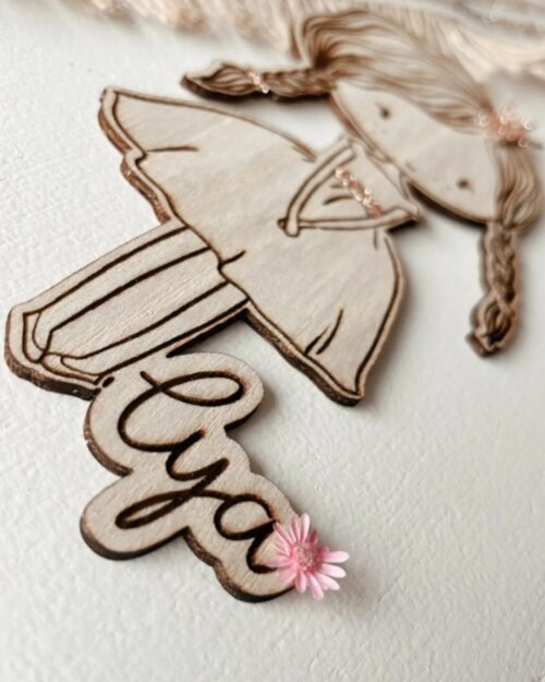 Poupette Princesse : Poupette gravée en bois avec fleurs séchées et paillettes, idéale pour les petits rêves étoilés.