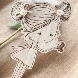 Poupette Vol du papillon : Création poétique en bois gravé, décorée de fleurs séchées, symbole de légèreté et de liberté.