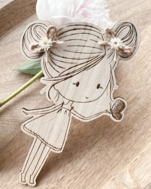 Poupette Vol du papillon : Création poétique en bois gravé, décorée de fleurs séchées, symbole de légèreté et de liberté.