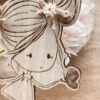 Poupette Vol du papillon : Création poétique en bois gravé, décorée de fleurs séchées, symbole de légèreté et de liberté.