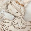 Poupette Ballerine : Poupée en bois gravée, ornée de paillettes et de fleurs, évoquant grâce et élégance pour une décoration poétique.