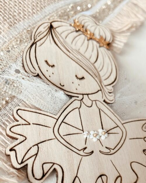 Poupette Ballerine : Poupée en bois gravée, ornée de paillettes et de fleurs, évoquant grâce et élégance pour une décoration poétique.