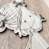 Poupette Vol du papillon : Création poétique en bois gravé, décorée de fleurs séchées, symbole de légèreté et de liberté.