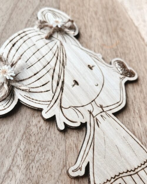 Poupette Vol du papillon : Création poétique en bois gravé, décorée de fleurs séchées, symbole de légèreté et de liberté.