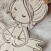 Poupette Ballerine : Poupée en bois gravée, ornée de paillettes et de fleurs, évoquant grâce et élégance pour une décoration poétique.