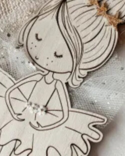 Poupette Ballerine : Poupée en bois gravée, ornée de paillettes et de fleurs, évoquant grâce et élégance pour une décoration poétique.