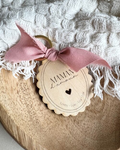Porte clé maman d'amour personnalisable avec le ou les prénoms des enfants. Parfait pour un cadeau plein d'amour ou pour la fête des mères.