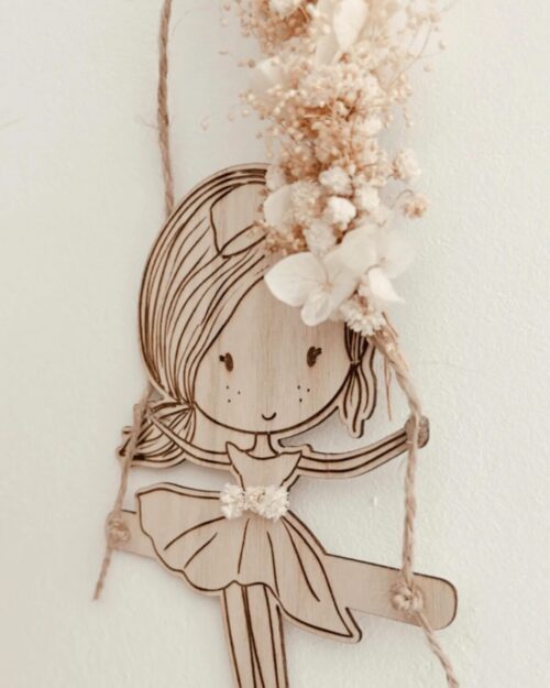 Poupette Bohème : Création artisanale en bois avec gravure délicate, fleurs séchées et paillettes, inspirée de la nature.