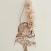 Poupette Bohème : Création artisanale en bois avec gravure délicate, fleurs séchées et paillettes, inspirée de la nature.