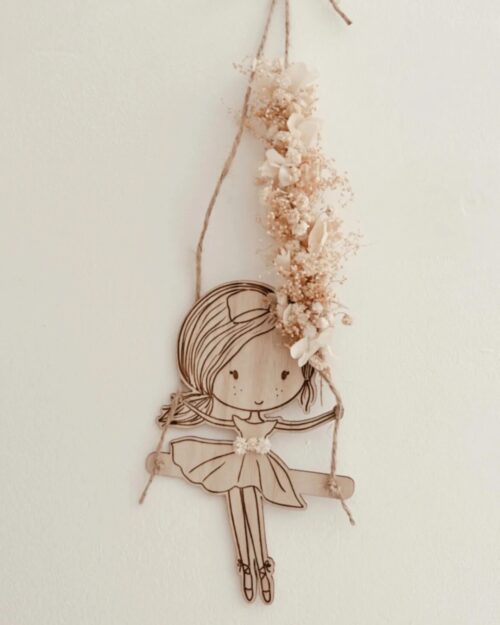 Poupette Bohème : Création artisanale en bois avec gravure délicate, fleurs séchées et paillettes, inspirée de la nature.