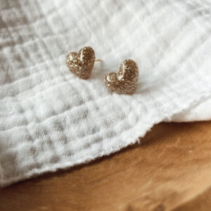 Clous d'oreilles en forme de cœur, fabriqués en résine à paillettes dorées