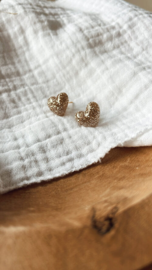 Clous d'oreilles en forme de cœur, fabriqués en résine à paillettes dorées
