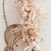 Poupette Bohème : Création artisanale en bois avec gravure délicate, fleurs séchées et paillettes, inspirée de la nature.