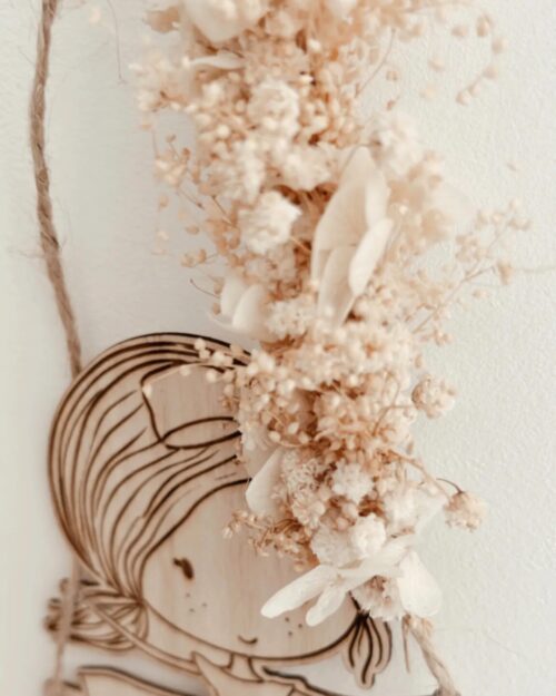 Poupette Bohème : Création artisanale en bois avec gravure délicate, fleurs séchées et paillettes, inspirée de la nature.