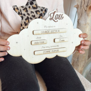 Pancarte de rentrée forme nuage en bois gravé, personnalisable avec prénom et année scolaire, idéale pour immortaliser le premier jour d’école.