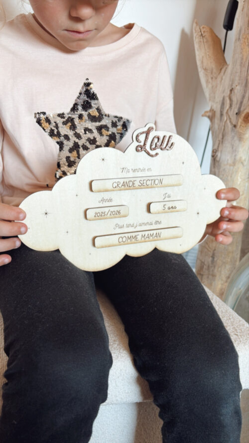 Pancarte de rentrée forme nuage en bois gravé, personnalisable avec prénom et année scolaire, idéale pour immortaliser le premier jour d’école.