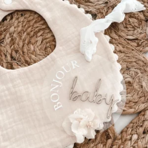 Médaillon en plexi "Bienvenue Baby" avec fleurs séchées et personnalisation prénom en bois, cadeau doux et élégant pour bébé.