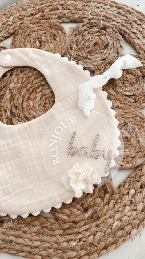 Médaillon en plexi "Bienvenue Baby" avec fleurs séchées et personnalisation prénom en bois, cadeau doux et élégant pour bébé.