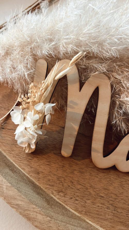 Le plus beau des « mots » en bois naturel sublimé par des fleurs séchées pour une décoration bohème et pleine de douceur. 30cm de large