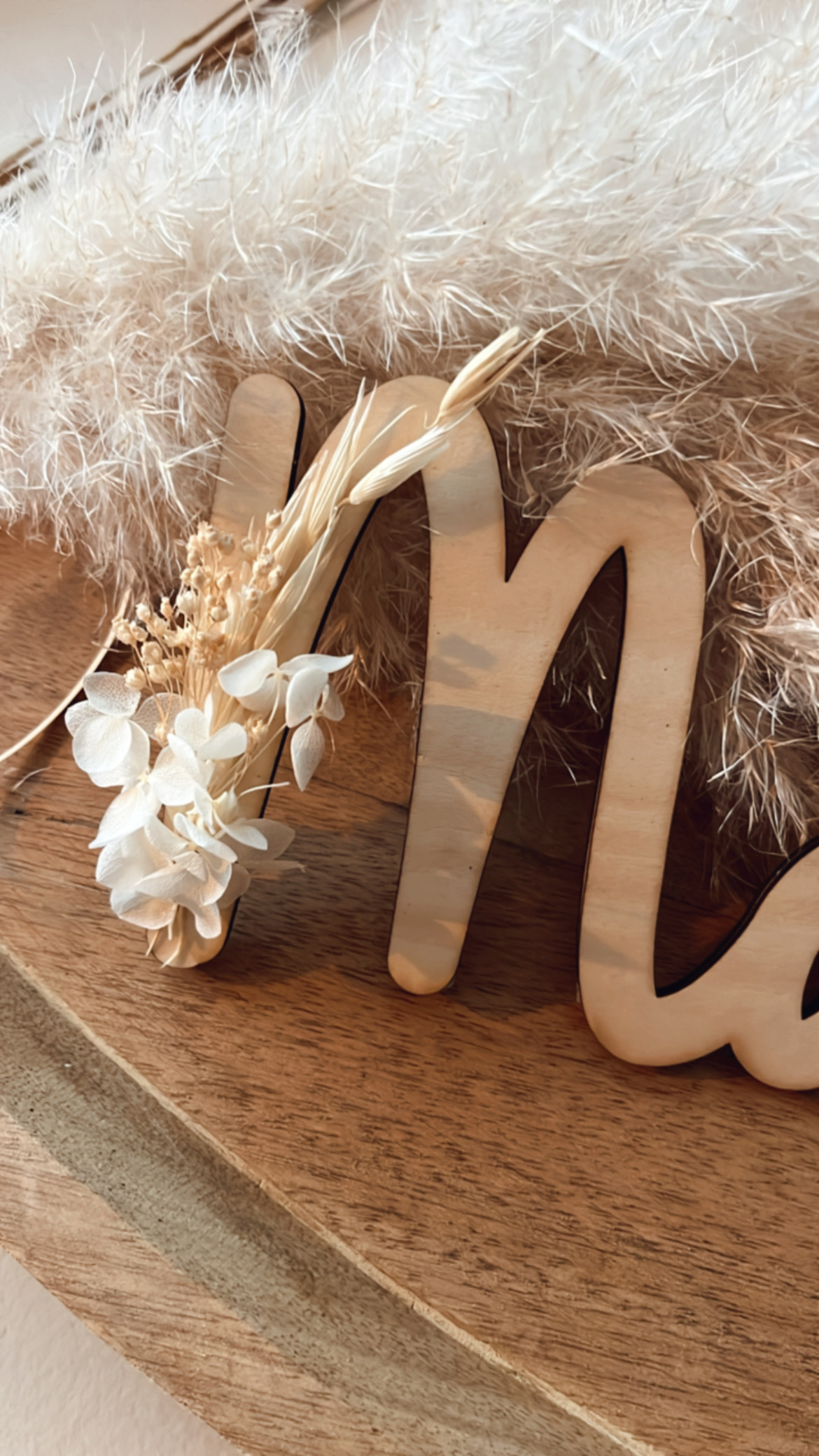 Le plus beau des « mots » en bois naturel sublimé par des fleurs séchées pour une décoration bohème et pleine de douceur. 30cm de large