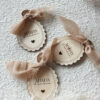 Porte-clés en bois gravé avec l'inscription 'Maman d'Amour', orné d'un ruban beige et d'un petit cœur. Cadeau fête des mères.