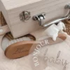 Médaillon en plexi "Bienvenue Baby" avec fleurs séchées et personnalisation prénom en bois, cadeau doux et élégant pour bébé.