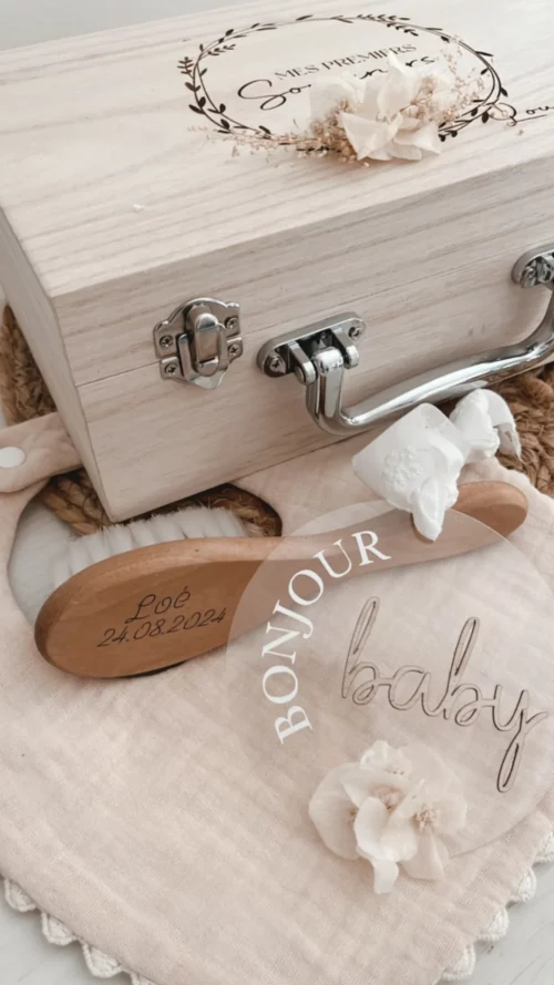 Médaillon en plexi "Bienvenue Baby" avec fleurs séchées et personnalisation prénom en bois, cadeau doux et élégant pour bébé.