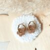 Boucles d’oreilles en résine pailletées dorées, fait main. Bijoux artisanaux transparents avec paillettes scintillantes. Boucles d’oreilles élégantes et brillantes. Cadeau original : boucles d’oreilles en résine avec effet scintillant.
