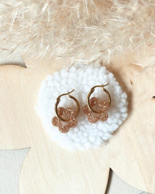 Boucles d’oreilles en résine pailletées dorées, fait main. Bijoux artisanaux transparents avec paillettes scintillantes. Boucles d’oreilles élégantes et brillantes. Cadeau original : boucles d’oreilles en résine avec effet scintillant.