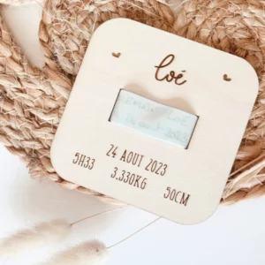 Porte-bracelet de naissance en bois gravé avec la date, le poids et la taille de bébé.