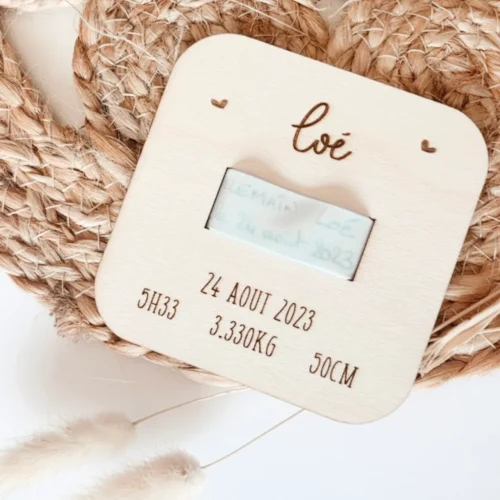 Porte-bracelet de naissance en bois gravé avec la date, le poids et la taille de bébé.
