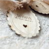 Porte-clés en bois gravé avec l'inscription 'Maman d'Amour', orné d'un ruban beige et d'un petit cœur. Cadeau fête des mères.