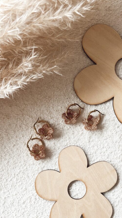 Boucles d’oreilles en résine pailletées dorées, fait main. Bijoux artisanaux transparents avec paillettes scintillantes. Boucles d’oreilles élégantes et brillantes. Cadeau original : boucles d’oreilles en résine avec effet scintillant.