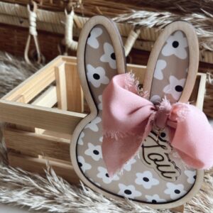 Caissette en bois pour cadeau de Pâques personnalisable avec un lapin décoratif en bois orné d'un ruban rose et d'un motif floral.