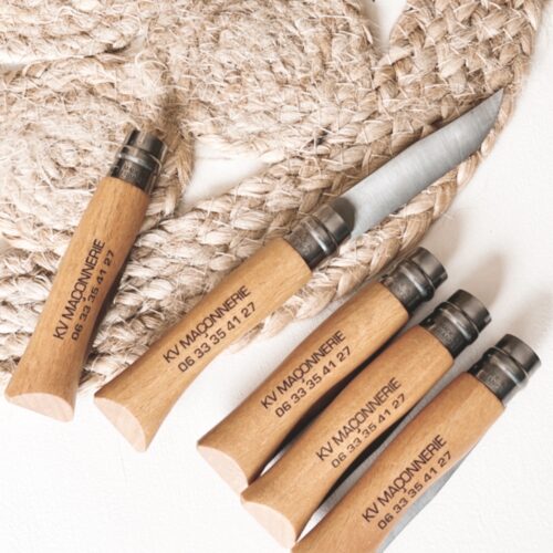 Couteau Opinel personnalisé avec gravure, parfait pour un cadeau unique et élégant. Pour particulier et entreprises.