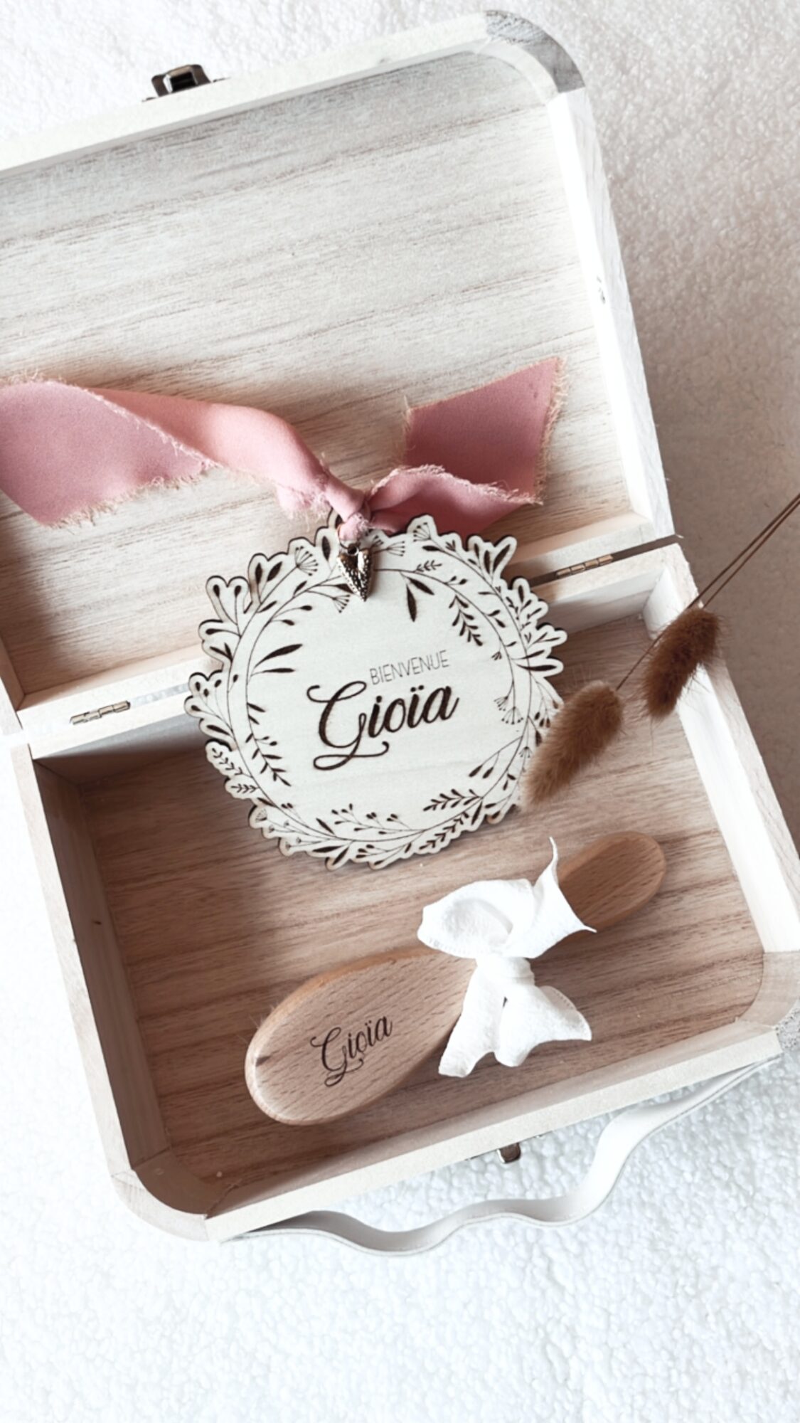 Médaillon bienvenue bébé en bois naturel, finement gravé avec le nom de bébé et orné d'un ruban délicat et de son petit coeur. Ce médaillon est parfait comme cadeau de naissance personnalisé ou comme décoration pour la chambre de bébé. Chaque pièce est unique et artisanale, idéale pour un souvenir de naissance spécial et plein d'amour.