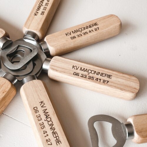 Décapsuleur en bois personnalisable avec gravure, parfait pour un cadeau unique et pratique.