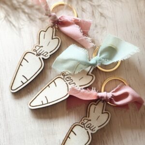 Porte-clés en bois en forme de carotte personnalisés avec des rubans colorés, parfaits pour la collection de Pâques.