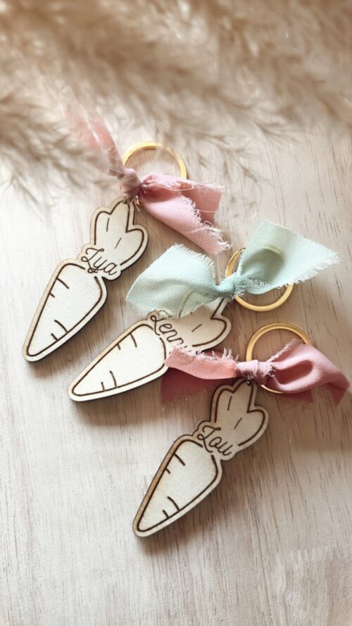 Porte-clés en bois en forme de carotte personnalisés avec des rubans colorés, parfaits pour la collection de Pâques.