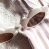Lunettes de soleil en forme de fleur de la collection Bloom, avec monture beige et verres teintés